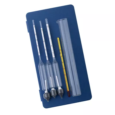 2. Набор из трёх спиртометров, термометра и цилиндра в пластиковом футляре (кейсе)