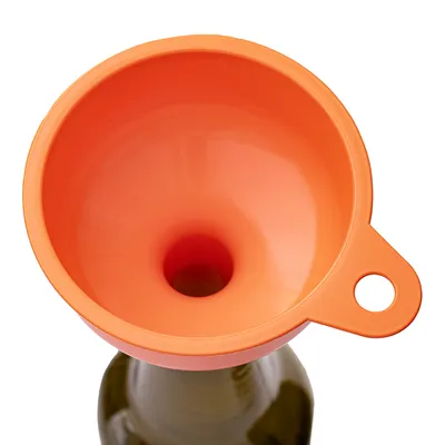 6. Воронка пластиковая для бутылок, 80*16 мм