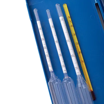 3. Набор из трёх спиртометров и термометра в пластиковом футляре (кейсе)